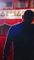 theater auditorium met Nee mensen. acteur Aan een stadium in voorkant van leeg hal. verticaal video