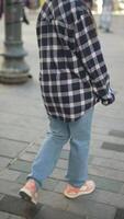 casual calle estilo un de moda franela camisa emparejado con un elegante gorro sombrero video