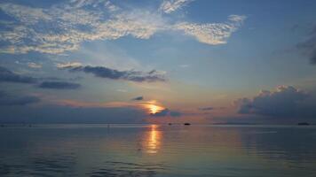 verbijsterend landschap van de zee gedurende zonsondergang met bewolkt blauw lucht in koh Samui, Thailand. tijd vervallen zeegezicht met dramatisch lucht sinds avond tot schemering. 4k snel beweging filmmateriaal. video