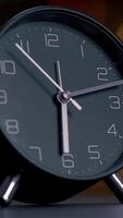une lisse moderne noir alarme l'horloge cette affiche le courant temps lequel est maintenant 340 pm video