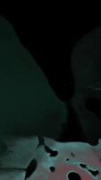 cautivador resumen obra de arte presentando verde y blanco texturas conjunto en contra un oscuro negro antecedentes video