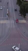 une serein et silencieux Urbain ville rue à le coucher du soleil avec une magnifique Urbain paysage. Stock agrafe video