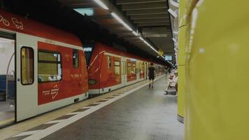 julio 11, 2024. Munich, Alemania. rosenheimer platz detener el teste en münchen, bayern. Estación de metro S-Bahnhof muenchen rosenheimer lugar. estación de tren suburbano rosenheimer lugar. pasajeros a estación de suburbano tren estación. video