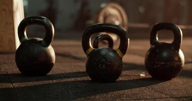 kettlebells mis dans ligne sur sol dans lumière du jour video