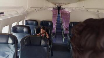 volo assistenti conversando nel vuoto aereo cabina video