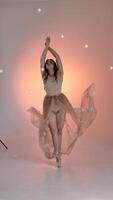ein Frau im ein Kleid ist Tanzen im Vorderseite von ein Licht video