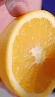 fermer de une réduit de moitié Orange tenue par main video