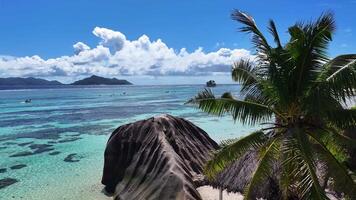 aéreo paisaje de seychelles horizonte en la digue isla en victoria Seychelles.. video