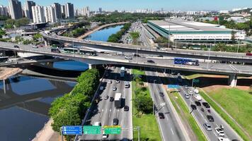 aéreo marginal tiete en sao paulo sao paulo en Brasil . industrial urbano. video