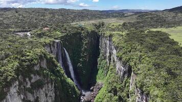 temor itaimbezinho cañón a cambara hacer sul en rio grande hacer sul Brasil . Deportes campo. video
