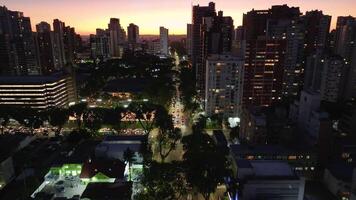 surpreendente pôr do sol Horizonte dentro curitiba parana Brasil . arranha-céus cidade. video