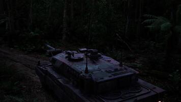 militär tank navigerande genom tät djungel under låg ljus betingelser video