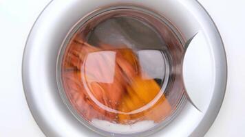 tvättning orange kläder i de tvättning maskin video