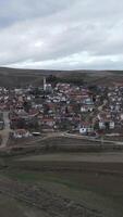 village sur le flanc de coteau video