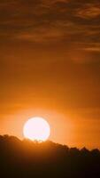 Erwachen Spitzen, atemberaubend Sonnenaufgang Zeitraffer. video