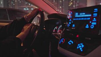 femme chauffeur à l'intérieur luxe voiture, circulation confiture dans mégapole à nuit, femelle mains sur chauffeur roue video