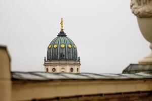 de cerca de el nuevo alemán catedral cúpula. icónico Berlina punto de referencia con dorado estatua detalles, visto desde el francés Iglesia techo terraza en contra un suave horizonte. minimalista foto. Copiar espacio 5 5 foto