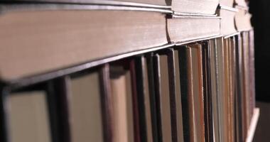 Buch Regal im Bibliothek. schließen oben viele Bücher organisiert im Regale im ein groß Buchhandlung. Ultra 4k video