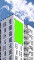 groen chroma sleutel blanco verticaal aanplakbord bespotten omhoog in stad centrum voor reclame Aan wolkenkrabbers met mooi wolken achtergrond video