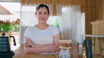 Kaffee Geschäft Eigentümer.a warm Lächeln und zuversichtlich Blick, diese reifen Frau strahlt aus das Charme von ein gewürzt Geschäft Eigentümer. mit ein gemütlich, rustikal Hintergrund, diese Bild verkörpert das Geist von klein Geschäft. video