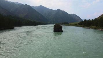 Antenne Aussicht von das Türkis Berg Fluss Katun video