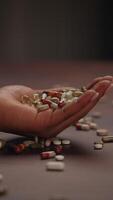 ein Hand halten ein Vielfalt von sortiert Medikamente einschließlich anders Kapseln und Tabletten video