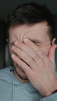 fechar acima do masculino face mostrando sinais do estresse, fadiga, ou dor de cabeça video