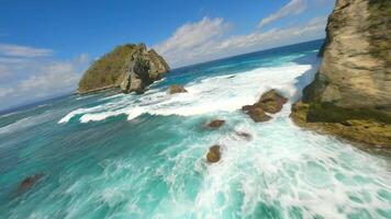 fpv fuco volo al di sopra di oceano acque a atu spiaggia su nusa Penida, Bali, Indonesia video