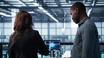Gerente encontro com cliente dentro dados Centro usando artificial inteligência tecnologia, alcançando acordo. pessoas fazendo aperto de mão dentro ai Sediada servidor Fazenda depois de verificação arquivos e acabamento transação, Câmera b video
