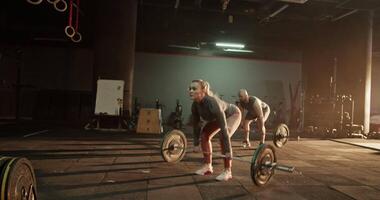 entraîneur et stagiaire formation dans Gym avec poids video