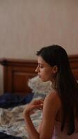 se détendre dans une élégant rose haricot sac chaise cette des offres tous les deux confort et visuel faire appel video