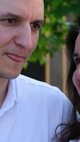 zu stören mit jemand sonst Foto Mann und Frau Paar lächelnd zuversichtlich haben Anruf beim Straße Freund kommt oben stört mit Foto schießen Lächeln Lachen video