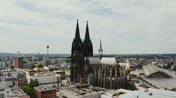 panorama- se av st. peters katedral i de historisk Centrum av cologne från en fåglar öga se. Drönare i ett gammal tysk stad. video