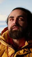 vertical aventura buscador lutando com extremo frio ventos em uma montanha pico, acampamento em a Colina topo com uma barraca e arriscando dele segurança. natureza amante tirar o fôlego panorama visualizar. Câmera b. video