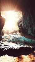 cenário de tirar o fôlego de raios de sol brilhantes caindo dentro de uma caverna iluminando video