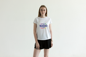 jovem mulher vestindo uma branco camiseta com uma colorida logotipo brincar psd