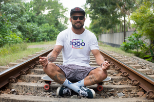 sereno homem meditando em trem faixas com skate psd