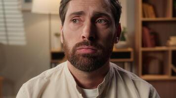 dérangé frustré caucasien homme triste gars homme d'affaire Masculin propriétaire à Accueil vivant pièce pensif pense crise stress à la recherche à caméra hypothèque dette problème souffrir santé déprimé fatigué anxiété chagrin video