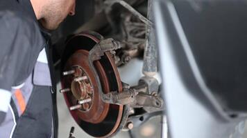 mecânico substituindo carro freio discos. carro reparar tema. video