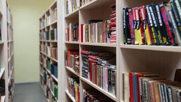 Bücher auf hölzern Regal. Bücherregale im das Bibliothek mit Bücher video