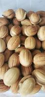 hecho en casa horneando. delicioso nueces con condensado Leche - un tradicional delicadeza foto