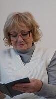 senior vrouw lezing fictie boek Bij huis video