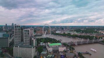 aereo tiro al di sopra di fiume Tamigi vicino waterloo Londra UK video