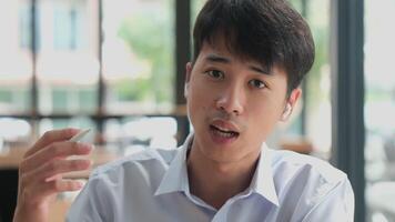 ein Geschäft Berater beschäftigt, verlobt im ein virtuell treffen, präsentieren finanziell Strategien und Investition Einsichten zu Kunden oder Mannschaft Mitglieder durch online Kommunikation. video
