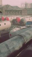 stockage de pétrole et de gaz dans une petite ville video
