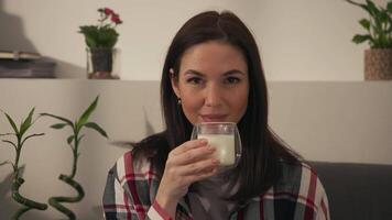 portrait de content Jeune femme en buvant Lait avec plaisir. video