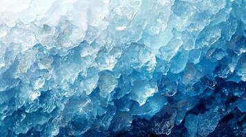 un de cerca ver de reluciente hielo cristales en sombras de azul y blanco, creando un sereno y frío atmósfera. foto