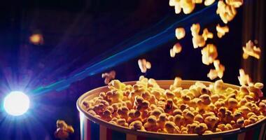 pop corn est versé dans une grand seau en dessous de une projecteur dans une foncé film théâtre video