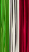 une magnifique représentation de le italien drapeau avec écoulement soie textures. le en tissu se balance légèrement, création un élégant et dynamique visuel effet. video