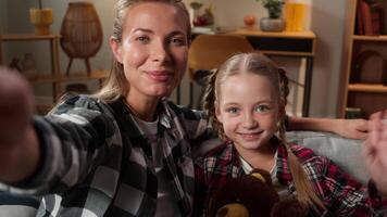 caucasien famille à Accueil peu fille enfant enfant fille avec mère femme femelle maman étreindre parlant ensemble à caméra appel conférence loin bavarder vlog souriant content collage la communication app video